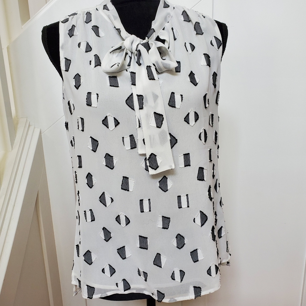 Sleeveless front tie lined textured squares blouse